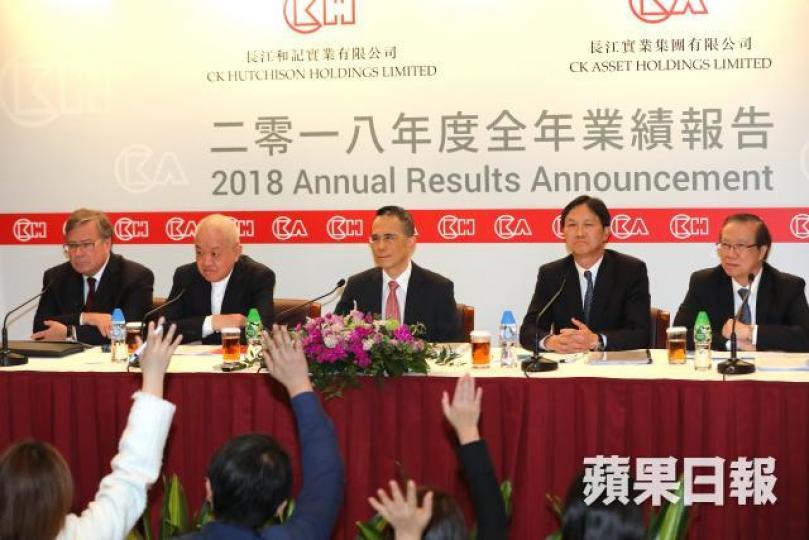 李澤鉅(中)昨只回答業績有關問題。李家皓攝 李澤鉅(中)昨只回答業績有關問題。李家皓攝