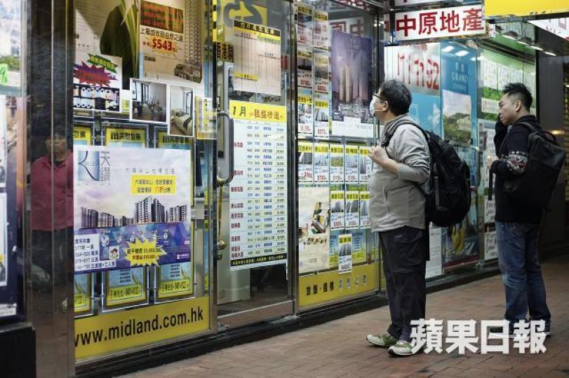 過去多年,股市連升或連跌3個月之後,樓市會跟着轉勢。現時股市已很接近連升3個月,二手樓價開始止跌微升。 資料圖片 過去多年,股市連升或連跌3個月之後,樓市會跟着轉勢。現時股市已很接近連升3個月,二手樓價開始止跌微升。 資料圖片