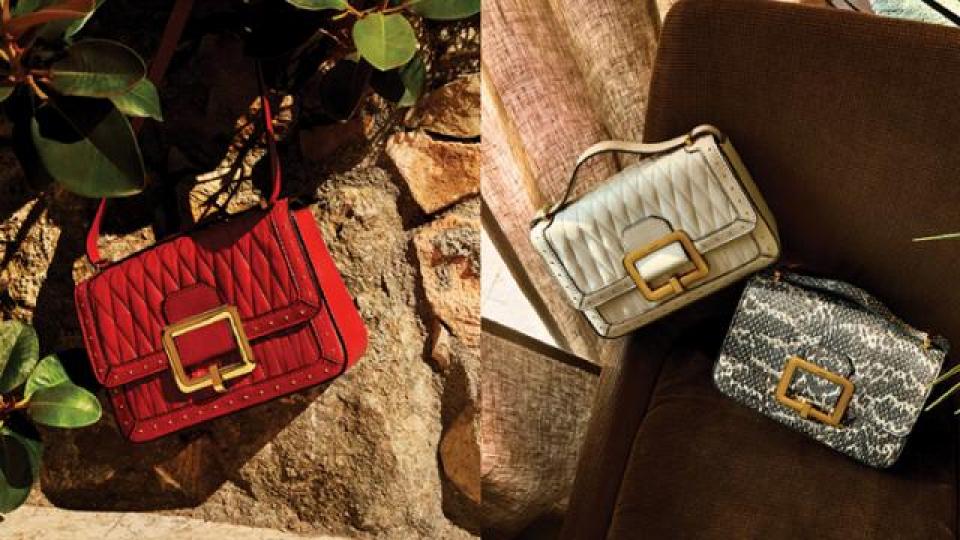 左起：2019 年春季全新 JANELLE系列罌粟紅絎縫小牛皮單肩手袋(HK$11,990)、奶牛印花小牛毛搭配黑色小牛皮單肩手袋(HK$12,590)及綴鍋釘黑拼白色小牛皮單肩手袋(HK$12,990)。基本的淨色款，好像是柔和的粉調及長青的黑色，新系列亦有齊。左起：JANELLE骨白色小牛皮單肩手袋(HK$10,790)、皮膚色小牛皮單肩手袋(HK$10,790)及黑色鱷魚紋印花小牛皮單肩手袋(HK$12,590)。(左) JANELLE 黑色小牛皮單肩手袋飾以BALLY TSP 細節及迷你