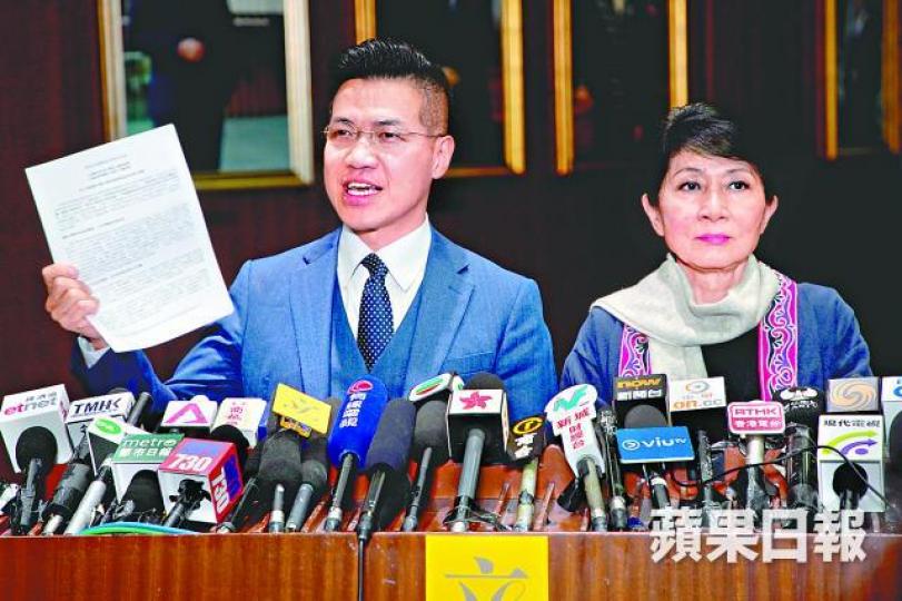 范國威提出的動議昨遭否決,旁為毛孟靜。李子健攝 范國威提出的動議昨遭否決,旁為毛孟靜。李子健攝