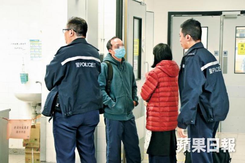 猝死男嬰父親(左二)事發當日在醫院協助調查。油翠苑漾美閣上月發生的男嬰猝死案,警方翻查錄影片段揭發涉疏忽照顧。 猝死男嬰父親(左二)事發當日在醫院協助調查。油翠苑漾美閣上月發生的男嬰猝死案,警方翻查錄影片段揭發涉疏忽照顧。