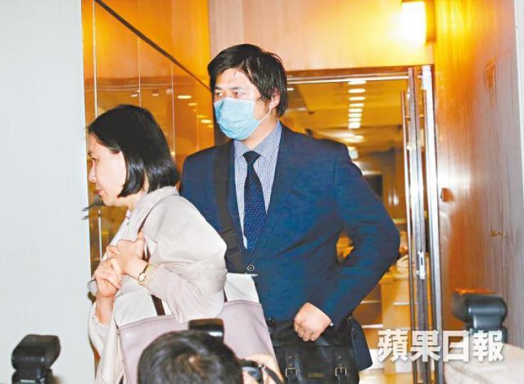 被告容偉業昨晚離開法院大樓。 被告容偉業昨晚離開法院大樓。
