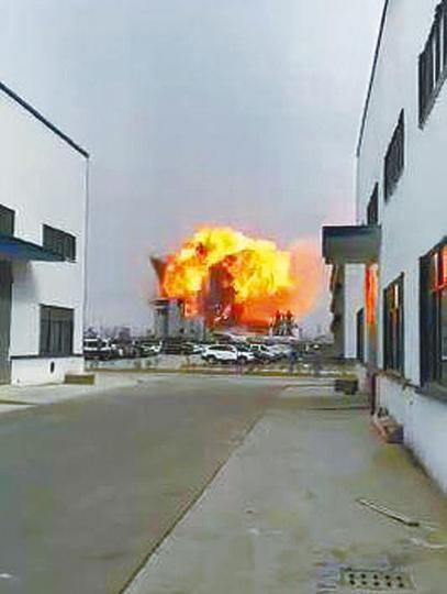 爆炸威力強大,現場冒出大火球。 爆炸威力強大,現場冒出大火球。