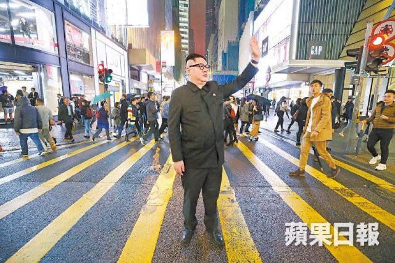 A貨金正恩Howard為了將金正恩扮到極致,原來每次要耗時五小時裝身。Howard在公眾地方出現,途人爭相傾談合照。Howard一穿上中山裝便如魚得水。香港出生,澳洲成長,再回港定居的Howard,其實是個音樂創作人。 A貨金正恩Howard為了將金正恩扮到極致,原來每次要耗時五小時裝身。Howard在公眾地方出現,途人爭相傾談合照。Howard一穿上中山裝便如魚得水。香港出生,澳洲成長,再回港定居的Howard,其實是個音樂創作人。
