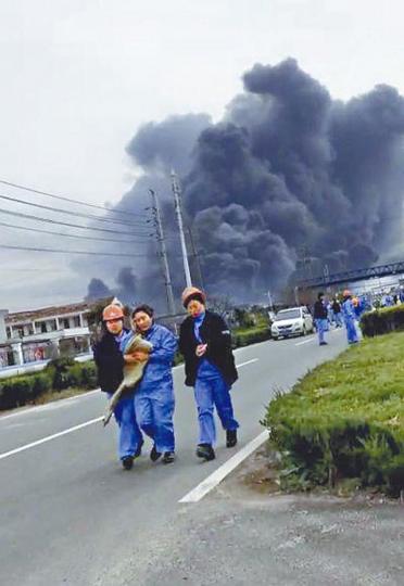 天嘉宜化工廠爆炸冒起滾滾濃煙,當局共調動近千消防員救援。化工廠爆炸造成多人受傷。 天嘉宜化工廠爆炸冒起滾滾濃煙,當局共調動近千消防員救援。化工廠爆炸造成多人受傷。