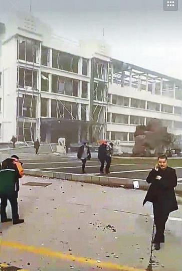 當局稱爆炸濃煙對空氣有影響,周邊群眾需被疏散。 當局稱爆炸濃煙對空氣有影響,周邊群眾需被疏散。