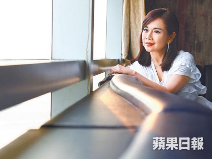 松松認為亞洲市場只睇樣，到50幾歲仍被指少女感到恐怖。松松最鍾意自己主唱的兒歌是《相聚一刻》。劇照松松不只唱劇集主題曲，她直言唱兒歌時一唱就心情好。譚玉瑛　資料圖片松松當年為譚玉瑛扮演烏卒卒的兒童節目唱同名歌曲，收錄此歌的唱片（上圖）更炒至500元。互聯網圖片