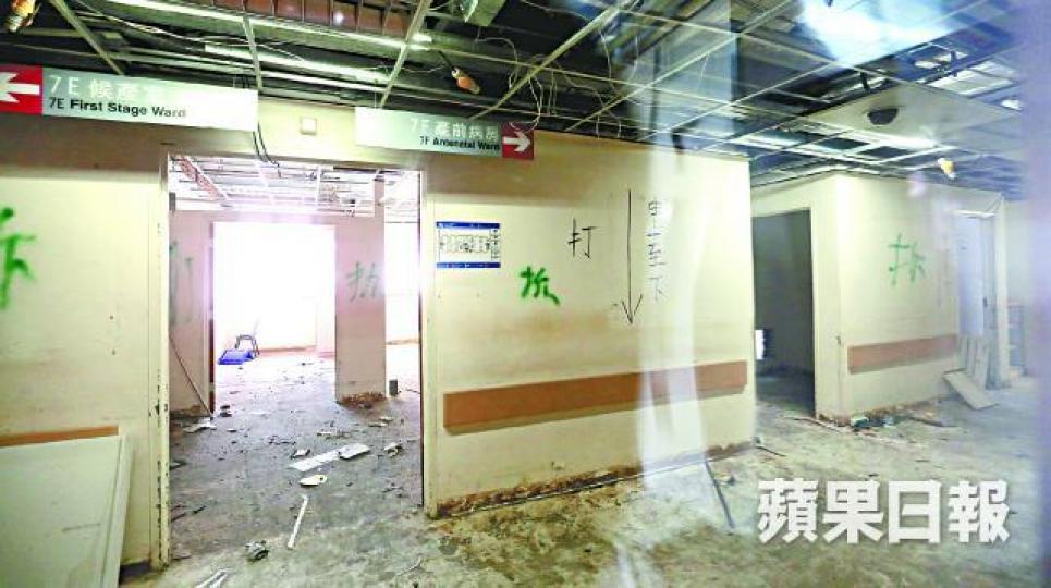 正在進行翻新工程的威院7樓病房被鎖起,再以透明膠簾蓋住大門。謝榮耀攝 正在進行翻新工程的威院7樓病房被鎖起,再以透明膠簾蓋住大門。謝榮耀攝