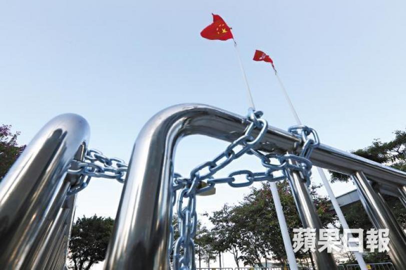 美國國務院報告批評中央違反承諾,干預香港事務。曾表明支持「民主自決」的劉小麗被裁定提名無效,無法參加去年舉行的九龍西補選。香港民族黨陳浩天去年到FCC演講,負責主持的《金融時報》亞洲編輯馬凱被港府拒絕入境及續發簽證。 美國國務院報告批評中央違反承諾,干預香港事務。曾表明支持「民主自決」的劉小麗被裁定提名無效,無法參加去年舉行的九龍西補選。香港民族黨陳浩天去年到FCC演講,負責主持的《金融時報》亞洲編輯馬凱被港府拒絕入境及續發簽證。