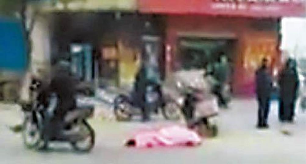 司機隨機撞人現場,死者陳屍路上。 互聯網 司機隨機撞人現場,死者陳屍路上。 互聯網