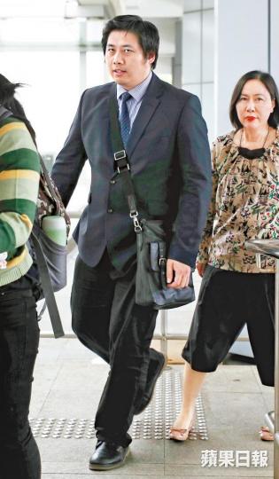 自小患自閉症的容偉業體格魁梧,是示威常客。資料圖片容偉業昨被裁定兩項暴動及一項襲警罪成後,由囚車押送至荔枝角收押所。傘運期間容偉業以一身「美國隊長」打扮而廣為人識。 自小患自閉症的容偉業體格魁梧,是示威常客。資料圖片容偉業昨被裁定兩項暴動及一項襲警罪成後,由囚車押送至荔枝角收押所。傘運期間容偉業以一身「美國隊長」打扮而廣為人識。
