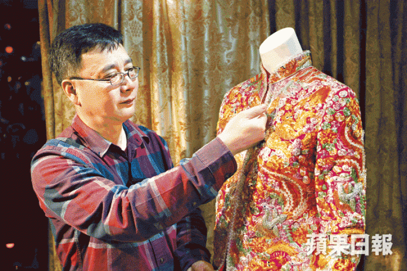 黃國興從事裙褂製作逾40年,半生為他人作嫁衣裳。黃國興特別為愛女設計一套Hello Kitty裙褂,十分破格。鴻運於2009年推出水晶褂,於燈光下閃閃發光。藝人薛家燕(中)與兒媳的裙褂亦是鴻運出品。現時主要工序由內地工場負責,黃國興主力構思新款式。 黃國興從事裙褂製作逾40年,半生為他人作嫁衣裳。黃國興特別為愛女設計一套Hello Kitty裙褂,十分破格。鴻運於2009年推出水晶褂,於燈光下閃閃發光。藝人薛家燕(中)與兒媳的裙褂亦是鴻運出品。現時主要工序由內地工場負責,黃國興主力構思新款式。