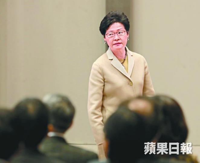 特首林鄭月娥在去年的《施政報告》中提出明日大嶼計劃。擬在交椅洲附近建人工島的明日大嶼計劃,下周將向立會闖關申請研究撥款。深圳展示的大灣區運輸系統圖中,東大嶼人工島有一條高鐵支線接駁至前海(箭嘴示)。本土研究社圖片 特首林鄭月娥在去年的《施政報告》中提出明日大嶼計劃。擬在交椅洲附近建人工島的明日大嶼計劃,下周將向立會闖關申請研究撥款。深圳展示的大灣區運輸系統圖中,東大嶼人工島有一條高鐵支線接駁至前海(箭嘴示)。本土研究社圖片