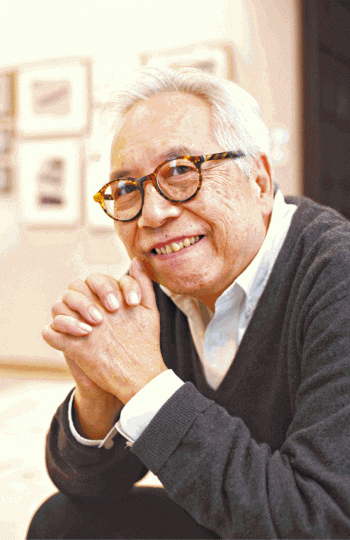劉香成八九學運流血收場,這張橋上坦克進駐,橋底小情侶驚惶依偎的相片,沒流血沒衝突卻很動人,為劉香成贏得年度最佳圖片。成功混進克里姆林宮,拍到戈爾巴喬夫剛發表完辭職演說後將講稿重重甩向辦公桌的獨家相片,讓劉香成摘下普立茲獎。劉香成在艾未未獲釋後,為他拍下一張穿孖煙囪寫下自由兩字的照片,記者邀他照辦煮碗,他想了一陣,寫下love。天安門廣場內的歷史博物館,卸下毛澤東巨像的一刻,象徵一個時代的終結。毛澤東死後恢復高考,天安門廣場上,盡是借街燈微光苦讀的學子。政治風起雲湧難測,曾幾何時,鄧小平(中)身旁 劉香成八九學運流血收場,這張橋上坦克進駐,橋底小情侶驚惶依偎的相片,沒流血沒衝突卻很動人,為劉香成贏得年度最佳圖片。成功混進克里姆林宮,拍到戈爾巴喬夫剛發表完辭職演說後將講稿重重甩向辦公桌的獨家相片,讓劉香成摘下普立茲獎。劉香成在艾未未獲釋後,為他拍下一張穿孖煙囪寫下自由兩字的照片,記者邀他照辦煮碗,他想了一陣,寫下love。天安門廣場內的歷史博物館,卸下毛澤東巨像的一刻,象徵一個時代的終結。毛澤東死後恢復高考,天安門廣場上,盡是借街燈微光苦讀的學子。政治風起雲湧難測,曾幾何時,鄧小平(中)身旁