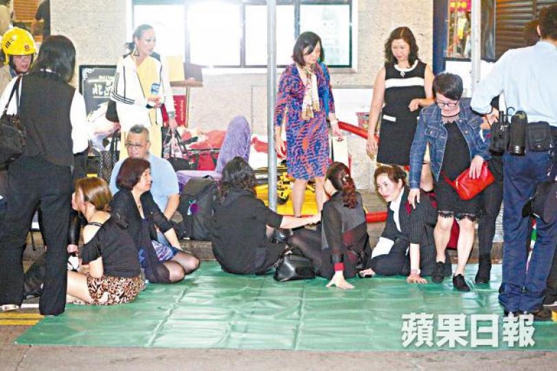 多名舞客不適等候送院治療。
多名舞客不適等候送院治療。