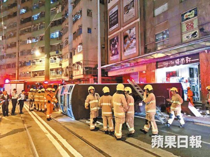 大批消防員接報到場救援。鄭文輝攝翻側的電車橫亘兩條行車線。互聯網 大批消防員接報到場救援。鄭文輝攝翻側的電車橫亘兩條行車線。互聯網