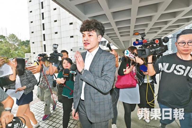 李諾文稱因事件令家人飽受壓力,某程度上對參與當晚活動感後悔。林傲軒表示對裁決「冇乜感想」,自言腦袋一片空白,心情仍緊張。 李諾文稱因事件令家人飽受壓力,某程度上對參與當晚活動感後悔。林傲軒表示對裁決「冇乜感想」,自言腦袋一片空白,心情仍緊張。