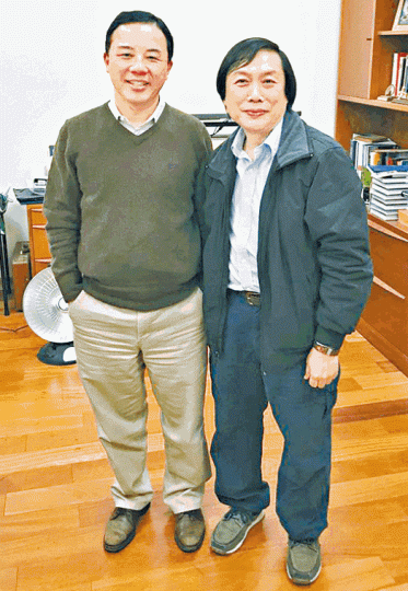 楊德忠(右)去年到美國拜訪張翔(左),並將事件資料交給對方,但張至今未有回應。教職員會提供圖片 楊德忠(右)去年到美國拜訪張翔(左),並將事件資料交給對方,但張至今未有回應。教職員會提供圖片
