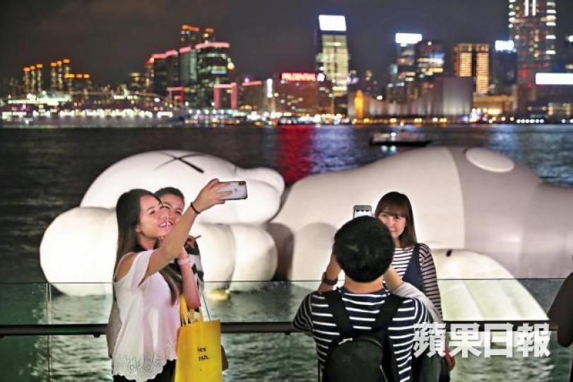 昨晚入夜後「打卡」人數更多。 昨晚入夜後「打卡」人數更多。