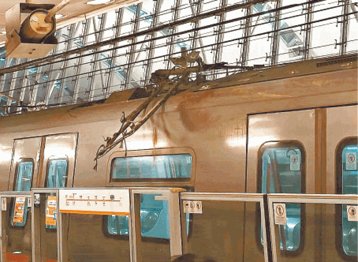 肇事港鐵列車的集電弓故障墮下,東涌綫服務受影響。讀者提供圖片 肇事港鐵列車的集電弓故障墮下,東涌綫服務受影響。讀者提供圖片
