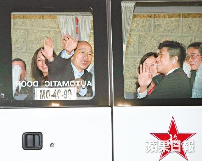 韓國瑜一行人與澳門中聯辦晚飯約兩個半小時後坐中旅社車輛離開。在澳門旅遊塔簽署貿易合約後,韓國瑜被在場人士包圍爭相合照握手。韓國瑜與澳門中聯辦主任傅自應(右)會面。澳門中聯辦圖片 韓國瑜一行人與澳門中聯辦晚飯約兩個半小時後坐中旅社車輛離開。在澳門旅遊塔簽署貿易合約後,韓國瑜被在場人士包圍爭相合照握手。韓國瑜與澳門中聯辦主任傅自應(右)會面。澳門中聯辦圖片