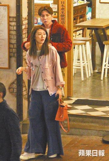 王大業撻着「翻版連詩雅」吳慧冰，日前到銅鑼灣撐枱腳。王大業與女友吳慧冰在鬧市拖手覓食。