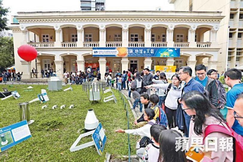 天文台一連兩日開放吸引大批市民參觀,並展出大量氣象儀器。謝榮耀攝天文台長岑智明分享阿爾卑斯山冰川後退情況。開放日增設的香港子午線吸引市民駐足拍照。 天文台一連兩日開放吸引大批市民參觀,並展出大量氣象儀器。謝榮耀攝天文台長岑智明分享阿爾卑斯山冰川後退情況。開放日增設的香港子午線吸引市民駐足拍照。