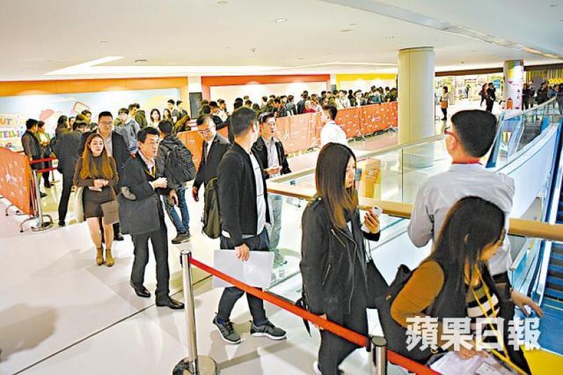 臻尚推售全盤294伙,昨吸引大批準買家到場排隊準備揀樓。何耀勤攝 臻尚推售全盤294伙,昨吸引大批準買家到場排隊準備揀樓。何耀勤攝