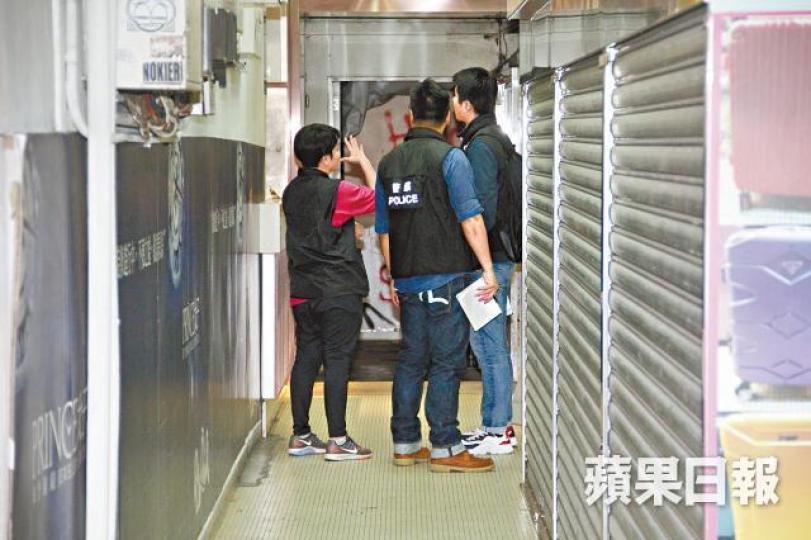 警方昨晚到現場樓下蒐證。 警方昨晚到現場樓下蒐證。
