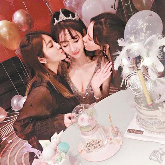 Cammi（中）雖然甩拖，但有一班朋友與她慶祝生日。互聯網圖片
