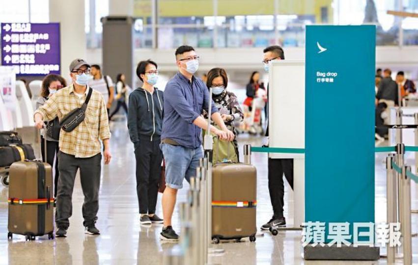 不少離港旅客戴上口罩。 不少離港旅客戴上口罩。