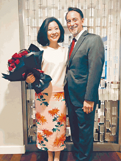美駐成都總領館經費有限,總領事林傑偉(右)與夫人莊祖宜(左)為「慳家」絞盡腦汁。 美駐成都總領館經費有限,總領事林傑偉(右)與夫人莊祖宜(左)為「慳家」絞盡腦汁。