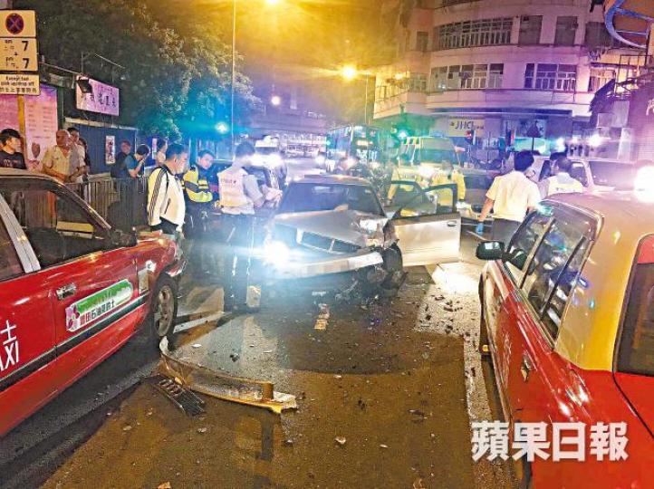 逃避警方截查的Audi私家車掉頭與四輛的士相撞後停下,司機逃去無蹤。 逃避警方截查的Audi私家車掉頭與四輛的士相撞後停下,司機逃去無蹤。