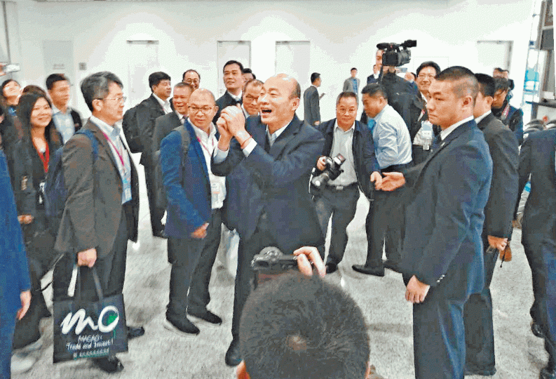 韓國瑜抵達深圳蛇口碼頭後,向在該處等候的多名「韓粉」致謝。《蘋果》記者蛇口碼頭附近昨午加強保安,實施封路措施。五洲賓館疑似宴會地點華夏廳的入口,保安嚴密,入內需接受安檢。《蘋果》記者 韓國瑜抵達深圳蛇口碼頭後,向在該處等候的多名「韓粉」致謝。《蘋果》記者蛇口碼頭附近昨午加強保安,實施封路措施。五洲賓館疑似宴會地點華夏廳的入口,保安嚴密,入內需接受安檢。《蘋果》記者
