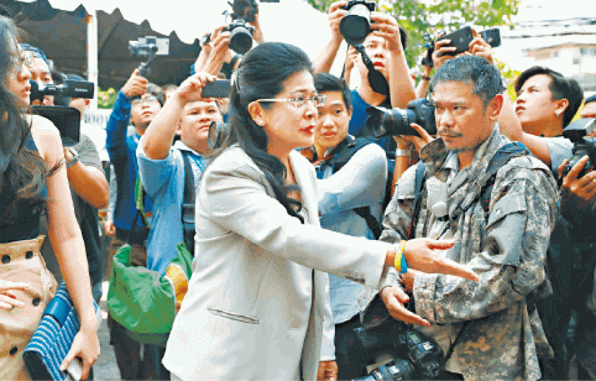 為泰黨總理候選人素達拉在曼谷投票。路透社民主黨前總理阿披實望成新政府造王者,但該黨表現失色。路透社各票站投票結束後隨即點票。美聯社 為泰黨總理候選人素達拉在曼谷投票。路透社民主黨前總理阿披實望成新政府造王者,但該黨表現失色。路透社各票站投票結束後隨即點票。美聯社
