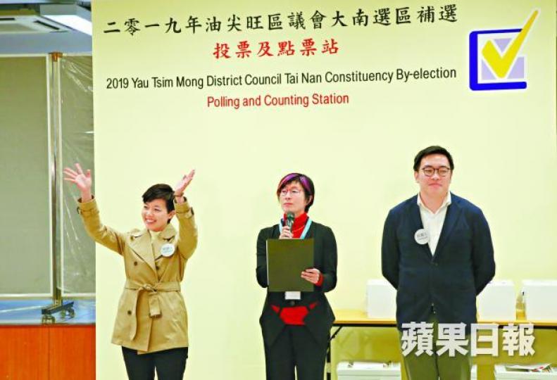 選舉主任今日凌晨宣佈李思敏(左)勝出,右為李國權。黎樹雄攝 選舉主任今日凌晨宣佈李思敏(左)勝出,右為李國權。黎樹雄攝