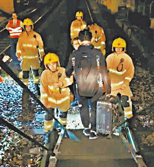 有機場快綫列車在隧道內停下,職員及消防員協助乘客行落路軌疏散。讀者提供圖片港鐵職員代付車資,協助滯留欣澳站乘客乘的士出巿區。 有機場快綫列車在隧道內停下,職員及消防員協助乘客行落路軌疏散。讀者提供圖片港鐵職員代付車資,協助滯留欣澳站乘客乘的士出巿區。