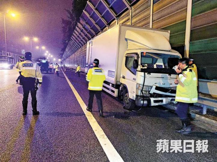 貨車多次擦撞隔音屏障及防撞欄,車頭損毀,警方事後在場調查。黃江奇攝跟車工人被拋出車外當場不治,警方以帆布覆蓋遺體。豐田Mark X車頭被貨車猛撼後損毀嚴重。 貨車多次擦撞隔音屏障及防撞欄,車頭損毀,警方事後在場調查。黃江奇攝跟車工人被拋出車外當場不治,警方以帆布覆蓋遺體。豐田Mark X車頭被貨車猛撼後損毀嚴重。