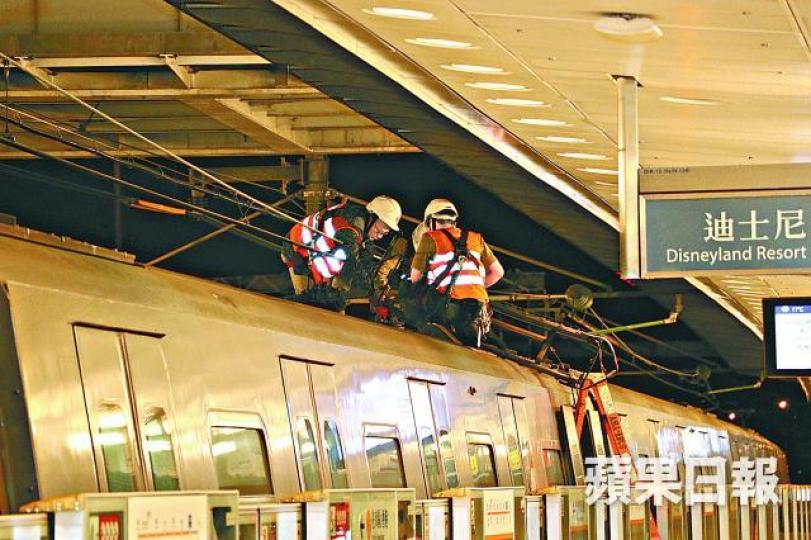 維修人員拆除列車上損毀的集電弓。謝志輝攝 維修人員拆除列車上損毀的集電弓。謝志輝攝