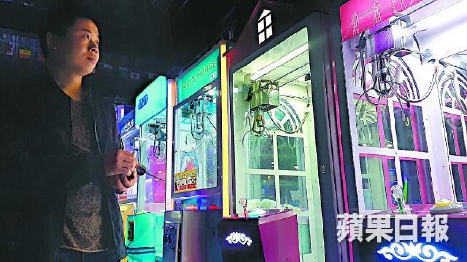 番禺大龍街「創意園」內職員表示,可調低夾公仔機的中獎機率。《蘋果》記者攝夾公仔店去年開始攻陷全港各區,掀起熱潮。本港夾公仔店加盟中介Billy(化名)強調,經營者不應調校至不能中獎。夾公仔機有抓力調校的設置。淘寶網的夾公仔機介紹,展示不同調校模式,例如「20中一」(紅框示)。互聯網 番禺大龍街「創意園」內職員表示,可調低夾公仔機的中獎機率。《蘋果》記者攝夾公仔店去年開始攻陷全港各區,掀起熱潮。本港夾公仔店加盟中介Billy(化名)強調,經營者不應調校至不能中獎。夾公仔機有抓力調校的設置。淘寶網的夾公仔機介紹,展示不同調校模式,例如「20中一」(紅框示)。互聯網