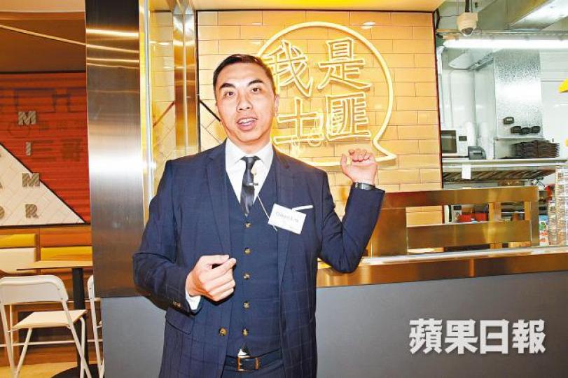 譚仔國際行政總裁劉達民介紹,譚仔三哥位於尖沙嘴的新店,採用霓虹燈作裝潢之一。何耀勤攝 譚仔國際行政總裁劉達民介紹,譚仔三哥位於尖沙嘴的新店,採用霓虹燈作裝潢之一。何耀勤攝