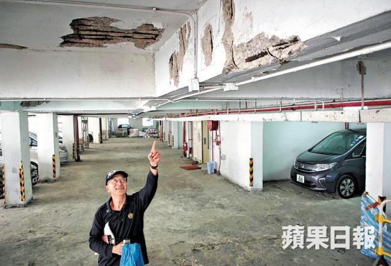 珊瑚閣石屎剝落嚴重,法團主席莊錦川指招標妥有效吸引承建商入標。李錦鏵攝 珊瑚閣石屎剝落嚴重,法團主席莊錦川指招標妥有效吸引承建商入標。李錦鏵攝