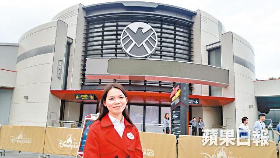 本地設計師周芍妍帶領團體策劃蟻俠遊樂設施的燈光。 本地設計師周芍妍帶領團體策劃蟻俠遊樂設施的燈光。