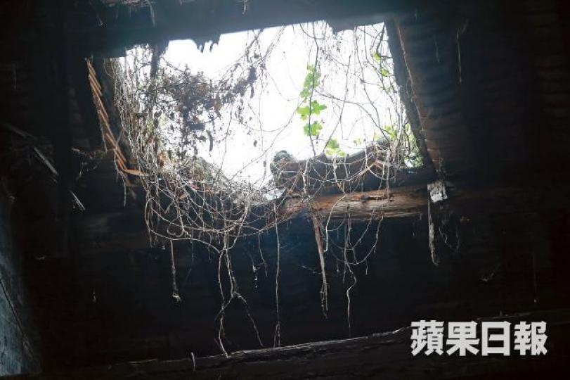 破祠堂的破洞較颱風山竹吹襲前變大了。黎樹雄攝原定到訪的屯門廢校舍,以「摸門釘」告終。城市探險者李嘉豪及何承恩2015年設立「空城記」專頁。李嘉豪(左)及何承恩(右)多年來走訪多個廢墟。兩人在舊校舍發現了可能作教學用的天氣板。「空城記」提供圖片何承恩曾到切爾諾貝爾「朝聖」。「空城記」提供圖片舊超市膠袋昔日電話樂易玲84年員工證快餐店舊包裝數十年前玩具舊式收音機 破祠堂的破洞較颱風山竹吹襲前變大了。黎樹雄攝原定到訪的屯門廢校舍,以「摸門釘」告終。城市探險者李嘉豪及何承恩2015年設立「空城記」專頁。李嘉豪(左)及何承恩(右)多年來走訪多個廢墟。兩人在舊校舍發現了可能作教學用的天氣板。「空城記」提供圖片何承恩曾到切爾諾貝爾「朝聖」。「空城記」提供圖片舊超市膠袋昔日電話樂易玲84年員工證快餐店舊包裝數十年前玩具舊式收音機