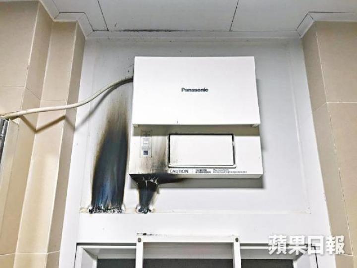 浴室寶在待機下無故着火,下方燒得焦黑一片。 浴室寶在待機下無故着火,下方燒得焦黑一片。