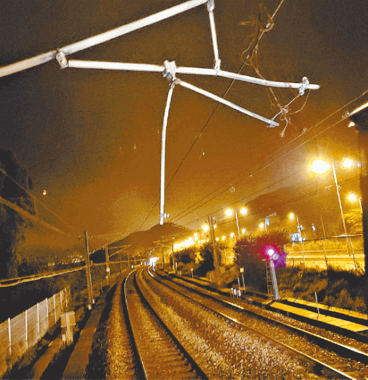 損毀的架空電纜垂下,導致列車集電弓受損。讀者提供圖片 損毀的架空電纜垂下,導致列車集電弓受損。讀者提供圖片