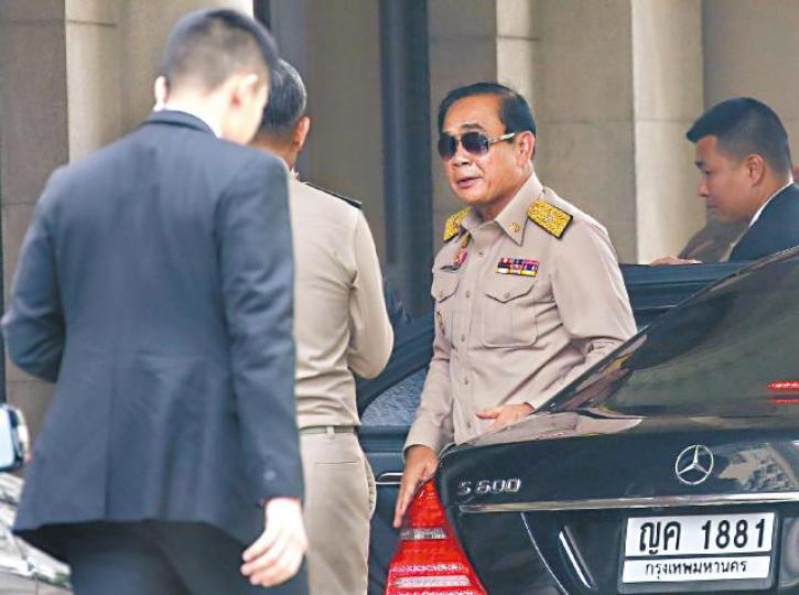國家人民力量黨表現比預期好,軍政府總理巴育勢連任。為泰黨支持者在曼谷總部外聚集。為泰黨總理參選人蘇達拉堅持籌組政府。 國家人民力量黨表現比預期好,軍政府總理巴育勢連任。為泰黨支持者在曼谷總部外聚集。為泰黨總理參選人蘇達拉堅持籌組政府。