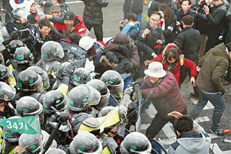 崔順實干政醜聞在南韓掀起了大型示威,引發警民衝突。 崔順實干政醜聞在南韓掀起了大型示威,引發警民衝突。
