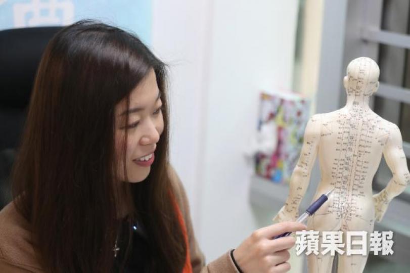 註冊中醫師林婉珺按摩特定的穴位有助疏通氣血,減輕痛症。 註冊中醫師林婉珺按摩特定的穴位有助疏通氣血,減輕痛症。