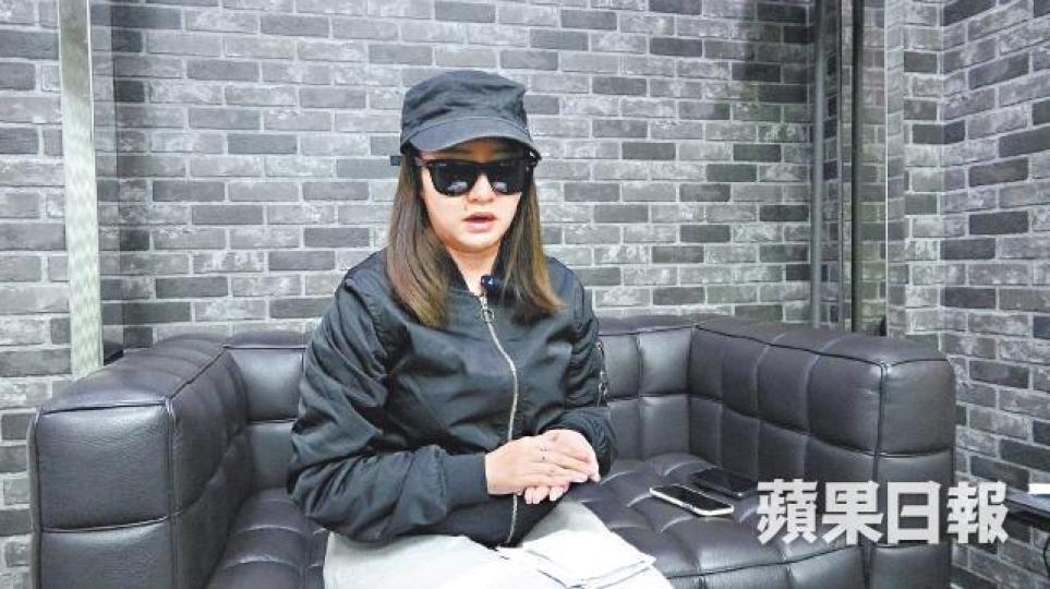 灼傷臉部的陳小姐哭訴,破相後無法再從事模特兒工作。姜偉康攝陳小姐臉上疤痕呈紅色並凸起。 灼傷臉部的陳小姐哭訴,破相後無法再從事模特兒工作。姜偉康攝陳小姐臉上疤痕呈紅色並凸起。